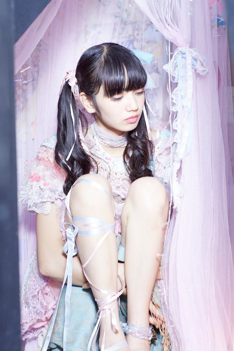 _tsukiki's tweet photo. 橋本愛ちゃんのピンクの私服まで叩かれてるのが理解できない…多分あの写真が撮られたくらいの時期に、縷縷夢兎って流行ったよね？小松菜奈とか森川葵も映画で似たようなの着てて、ものすごい可愛さやった。映画「渇き。」に出てるメンバーは学生時代の憧れやったなぁ。 https://t.co/kUOZuQZvSO