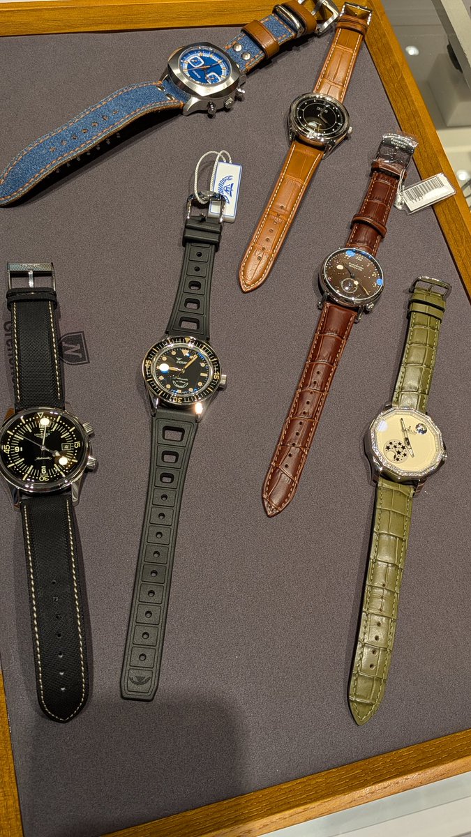 aotokaitesei's tweet photo. 行ってきましたHMS名古屋店⌚
温かみのある1F時計フロアとゴージャスな2Fアクセサリーフロア✨️
とてもフレンドリーなスタッフさんがアテンドしてくれます🍀
HMS飯島さん、はるはるさん、FUSEさんとリストショット✨️
めちゃ楽しかった〜😊
#HMS #マイクロブランド
#腕時計
https://t.co/Nh6EsejAaL https://t.co/YTpjqeSQZm