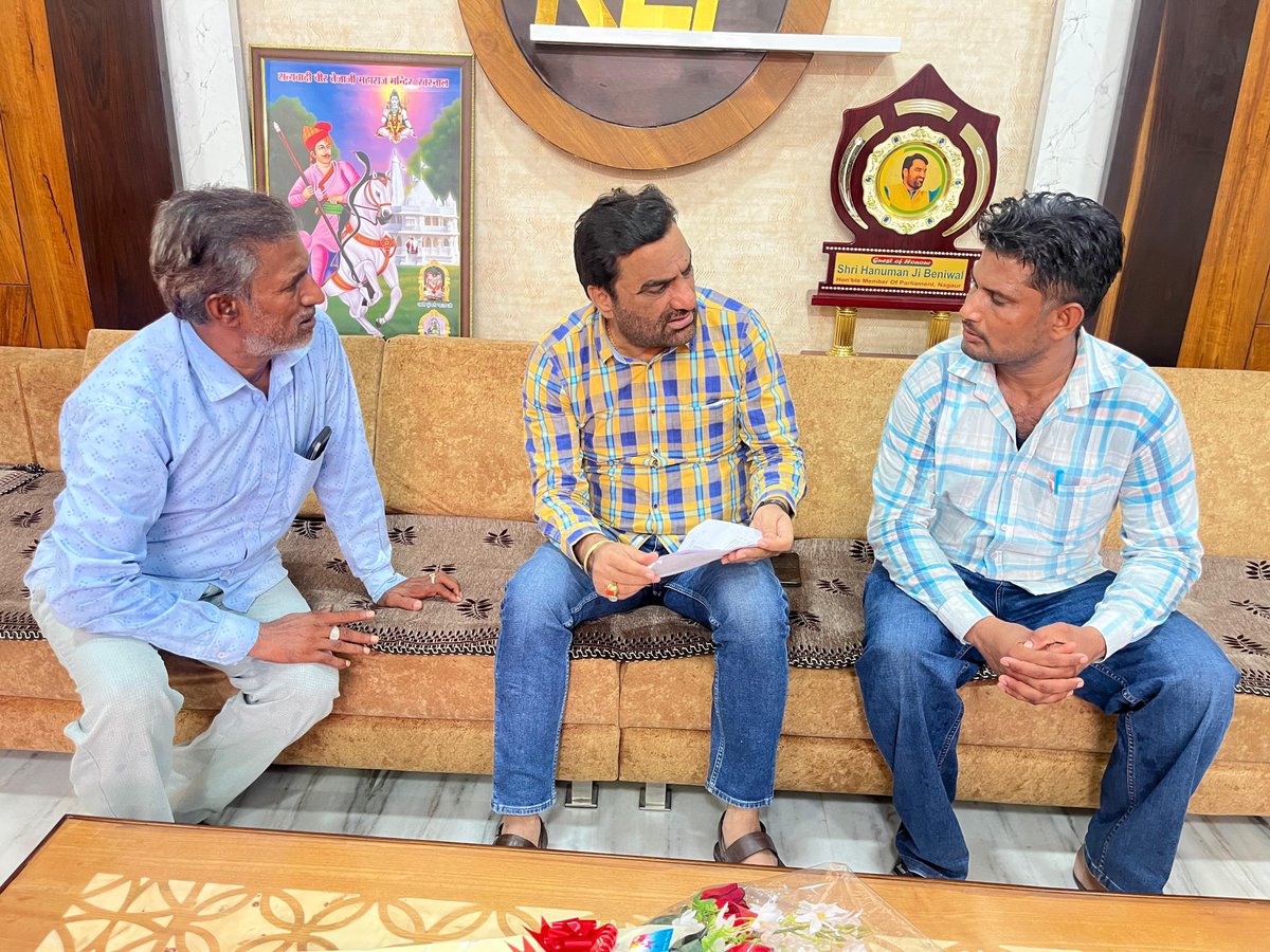 hanumanbeniwal's tweet photo. लाडनूं क्षेत्र के खामियाद गांव कि मेघवाल समाज की एक महिला 3 वर्ष के एक पुत्र के साथ कई दिनों से गुमशुदा है,गुमशुदगी का प्रकरण डीडवाना - कुचामन के निम्बी जोधा पुलिस थाने में दिनांक 26/05/2026 को दर्ज हुआ परंतु पुलिस आज तक इस मामले में गुमशुदा महिला व उसके बच्चे का पता नहीं लगा सकी | 
जब एक पीड़ित परिवार बार-बार पुलिस के चक्कर लगाने को मजबूर हो और फिर भी उसे न्याय न मिले, तो यह कानून-व्यवस्था पर गंभीर सवाल खड़े करता है। 
मैं प्रदेश के मुख्यमंत्री श्री @BhajanlalBjp से पूछना चाहता हूं कि क्या पुलिस की जिम्मेदारी सिर्फ रिपोर्ट दर्ज करना है, कार्रवाई करना नहीं ?
एक दलित परिवार महीनों से न्याय की उम्मीद में पुलिस कार्यालयों के चक्कर काट रहा है, लेकिन जिम्मेदारों की चुप्पी और सुस्त कार्यशैली पुलिस के तंत्र पर सवालिया निशान है |
@PoliceRajasthan @Didwanapolice