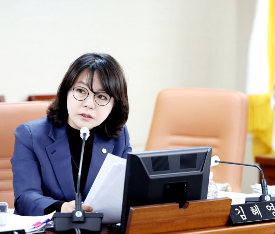 BankXRP's tweet photo. JUST IN: Seoul City Councilor Kim Hye-young disclosed 16 types of virtual assets in South Korea's public official financial filing including 519,004 XRP under her own name and an additional 3,336 XRP held by her eldest son.

Her total crypto holdings topped 1.76B KRW ($1.2M), the highest among all disclosing officials.

Runner-up: Seoul councilor Choi Min-kyu, disclosing 409,551 XRP plus other altcoin holdings.