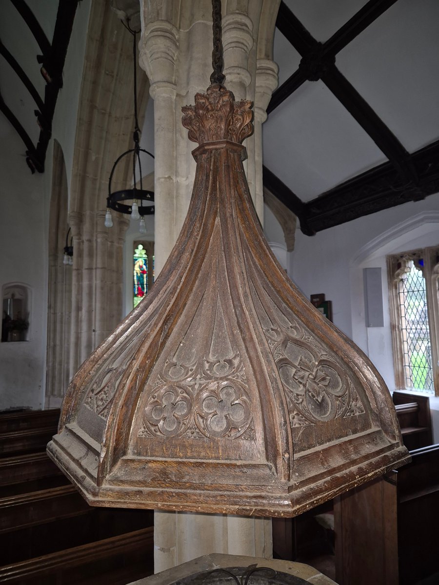 TheHistoryMouse's tweet photo. @sammy_rufared @SarahBlick3 It's rare on Mouse's scampers so far. It's unusual because of the #Ogee ribs and the shaping of the wood between them. Mouse calls it an onion shape. The closest Mouse has found is at #StAndrewOldCleeve #Somerset but with blind tracery surfaces and no crockets🐭 https://t.co/nioE0iLBn5