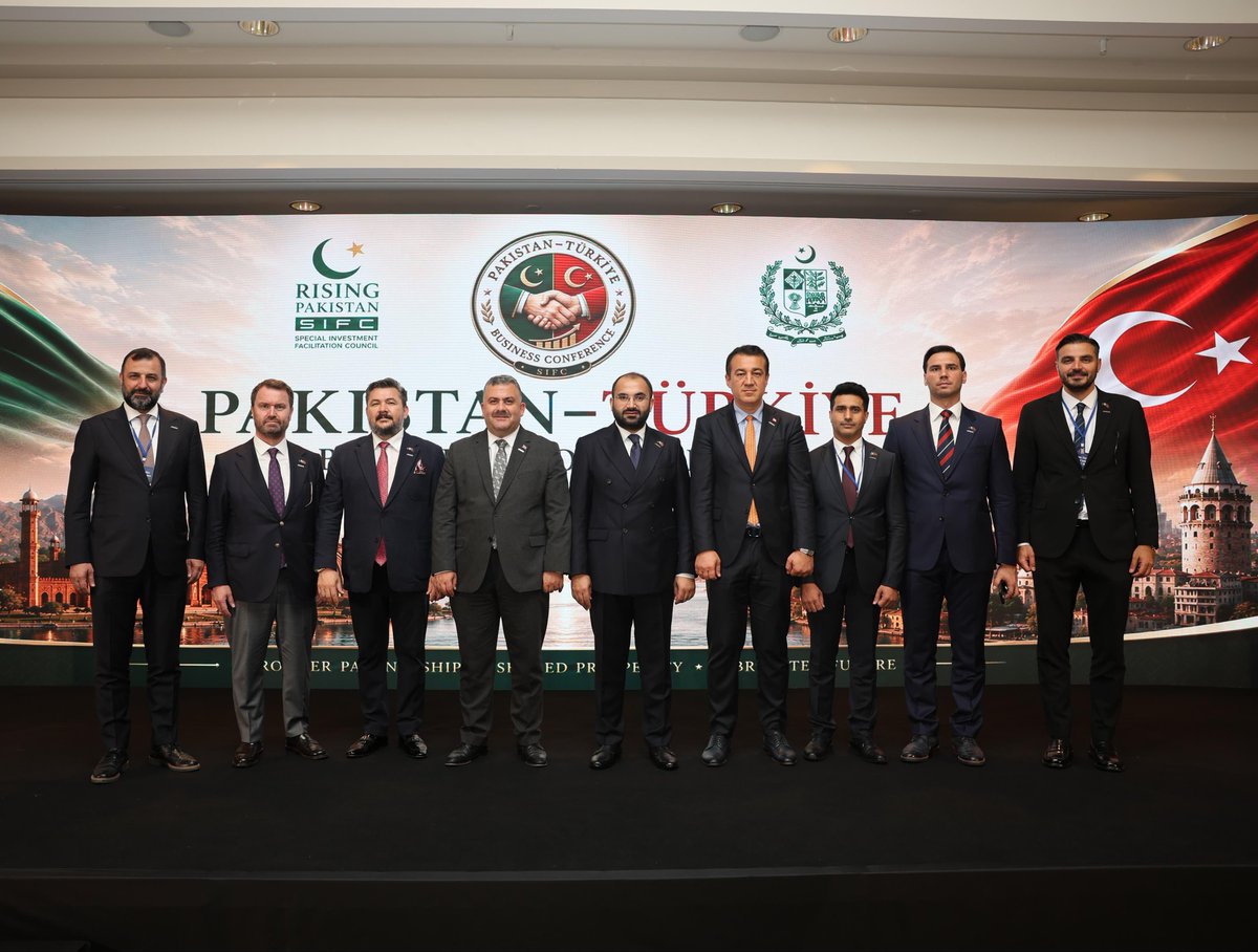 ASKON's tweet photo. Cumhurbaşkanı Yardımcımız Sn. Cevdet Yılmaz ve Pakistan Başbakanı Şahbaz Şerif'in teşrifleriyleTürkiye-Pakistan İş ve Yatırım Forumu'na katılım sağladık. 

2025 yılı itibarı ile iki ülke arasındaki ticaret hacmi 1,2 milyar dolar olarak gerçekleşen;  Bu derece tarihi ve köklü bağlarımızın olduğu Pakistan İslam Cumhuriyeti ile mevcut dış ticaret hacmimiz potansiyelimizin çok altında kalmaktadır. 
Bu vesile ile bu tarz forumlar ve işbirlikeri aracılığı ile bağlantılarımızın daha da çok güçlendirileceğine ve potansiyellerimizi ortaya koyan rakamlara ulaşacağımıza inancımız tamdır. 

Bu vesile ile programa şahsen davetleri için Pakistan İstanbul  Başkonsolosu Sayın Khawaja Khurram Naeem’e tekrardan şükranlarımızı sunar, forumun hayırlı olmasını dileriz.