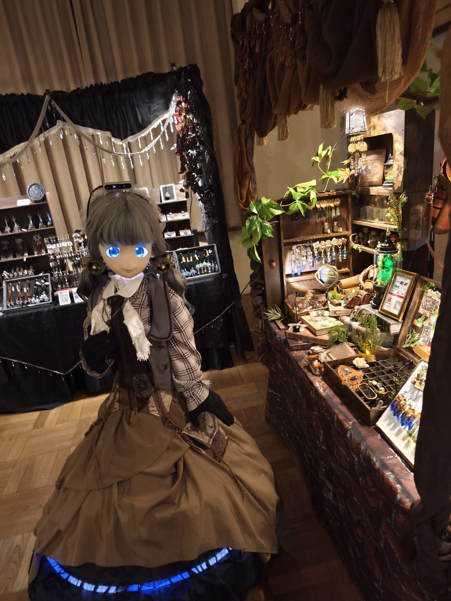 A_says_'s tweet photo. ラスト
お隣ブースの@magirora 様
扱っている作品も、ブースの雰囲気も
本物のファンタジー世界の魔法の雑貨店のよう

絵面はもうRPGの一画面みたい

ましろを連れてお邪魔できて本当に良かった https://t.co/wx274cyl2U