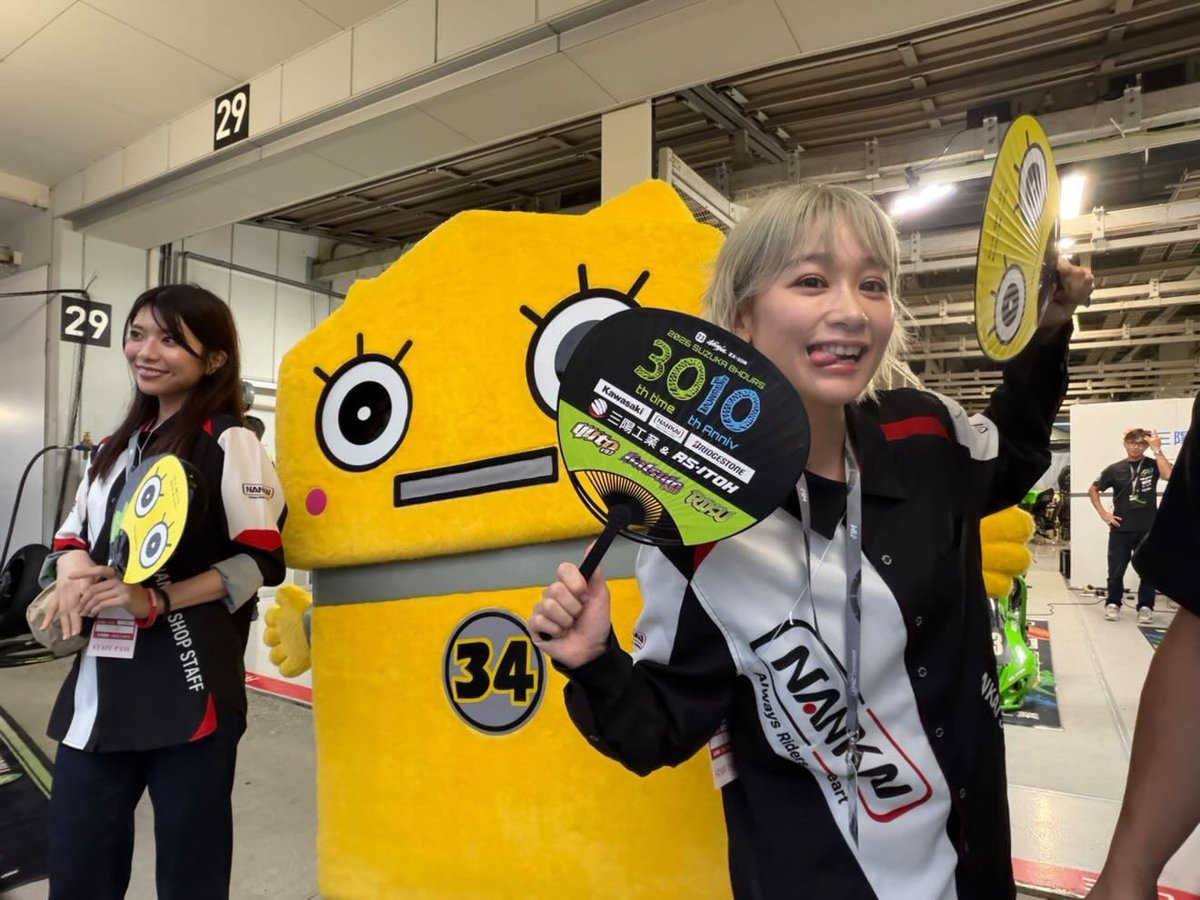 momoseto1's tweet photo. 今年も来ました鈴鹿8耐！！！
急遽ナイトピットウォークも
お手伝いさせてもらいました🫢💕

明日も雨予報ですが朝から
楽しんでいきましょー🔥🔥🔥

午前のピットウォークもいきます🫡

#南海部品 #鈴鹿8耐久 https://t.co/kXkD67JwB3