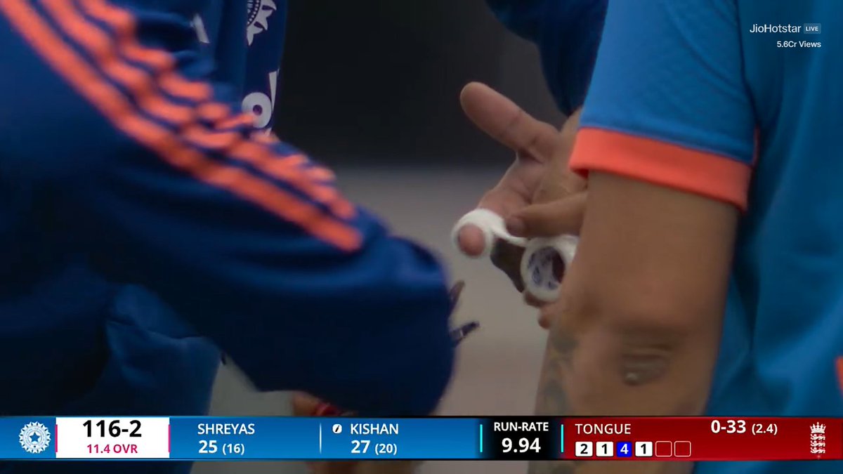 Rajiv1841's tweet photo. Shreyas Iyer got his finger injured & still he denied to leave the field & want to stay in middle as India is batting with 1 batter short.

He is already ready for sacrifices for his country, in australia he went to ICU for taking an important catch which eventually helped us in coming back in winning the game. Most selfless cricketer of this team & most deserving captain❤️🥹