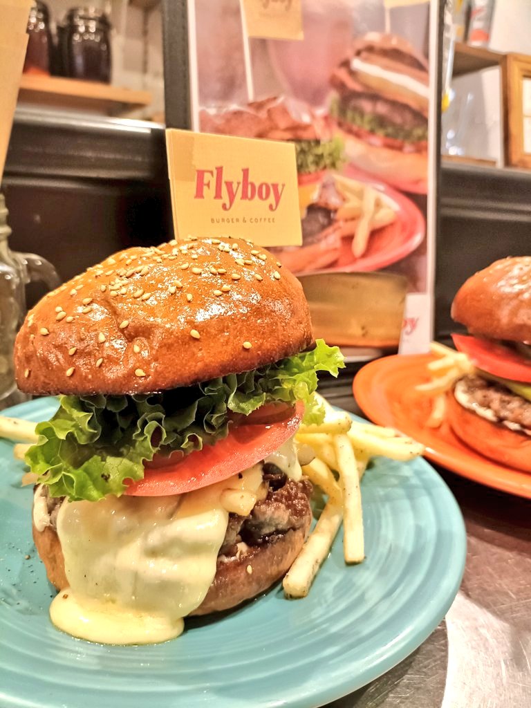 azuchan_2074's tweet photo. 念願の念願の!!!!
#flyboy さんへ❣️
溢れそう 蕩けそう 夢の中へ〜🍔♡まさにコレすぎて😭🥹
お口が幸せすぎ😭❣️❣️
めちゃくちゃ美味しかった😭🩷
今日はキノコの🍔食べました💖絶対絶対また行きたい❣️❣️
🍮も最高デシタ🥰 https://t.co/MP32ZVWFIq