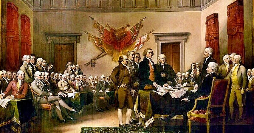 rodrigofbecker's tweet photo. Os EUA comemoram hoje, 4 de julho, a sua independência.

Até aí, beleza.

O problema é que não teve independência mesmo, de fato, nessa data.

Olha só. Vou te contar a história.

Na verdade, o Congresso Continental (formado pelas colônias britânicas) declarou sua independência da Grã-Bretanha em 2 de julho de 1776, quando votou a favor de uma resolução apresentada pelo delegado Richard Henry Lee, da Virgínia.

A resolução dizia:

 “Que estas Colônias Unidas são, e por direito devem ser, Estados livres e independentes, que estão absolvidas de toda fidelidade à Coroa Britânica, e que toda ligação política entre elas e o Estado da Grã-Bretanha está, e deve estar, totalmente dissolvida.”

Aí eles precisavam de um documento para formalizar a independência. Não dava pra ficar só no gogó.

O documento foi, então, proposto em forma de rascunho pelo Comitê dos Cinco (John Adams, Roger Sherman, Robert Livingston, Benjamin Franklin e Thomas Jefferson) e o Congresso levou dois dias para chegar a um consenso sobre as alterações sugeridas (foto).

Assim, o Congresso aprovou a REDAÇÃO da Declaração de Independência em 4 de julho.

Mas ela precisava ser assinada por todos os delegados das Colônias que estavam se unindo e formando um país.

E a assinatura formal do documento que declarou a independência do país só ocorreu em 2 de agosto de 1776, quase um mês depois da data comemorada, quando os 56 delegados das colônias assinaram o documento.

Viu aí? Na verdade, temos 3 datas e 4 de julho era, na prática, a menos relevante.

Mas por que o 4 de julho foi definido como dia da independência?

Bom, aí a história não é clara, mas o que mais se aceita é o seguinte:

Dentre os redatores da declaração de independência estavam John Adams e Thomas Jefferson, que vieram a se tornar Presidente dos EUA e inimigos políticos.

Durante alguns anos, o dia da independência não era comemorado, muito embora John Adams tenha escrito uma carta dizendo que o dia 2 de julho seria lembrado por toda a história.

Mas Thomas Jefferson sempre reclamou para si a exclusividade da redação da declaração de independência e quando assumiu a Presidência começou a comemorar a data em 4 de julho.

Coincidentemente, Adams e Jefferson morreram no mesmo dia 4 de julho em 1826.

Aí é que a data pegou de vez e é comemorada até hoje.  

Uma última curiosidade:

Quando o Congresso aprovou a redação final, ele ordenou que fosse enviada a um impressor chamado John Dunlap para que fosem feitas 200 cópias da versão para distribuir pelo novo país. Ao que se sabe, restam 26 cópias, uma delas no Arquivo Nacional (foto) em Washington.

O original mesmo, aquele escrito lá no Congresso, se perdeu, provavelmente destruído pelos próprios congressistas que queriam preservar o sigilo das deliberações.

Gostou? Se puder, deixa uma curtida aí para ajudar.