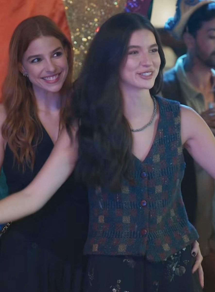 manucorre1a's tweet photo. essa foto do casal sáfico do ano me fez lembrar que a gabriela tomou umas chamadas no início da novela por conta da forma que ela posicionava as mãos, mas depois a bicha deslanchou pegando os trejeitos sapatão https://t.co/LZp0poxDrK