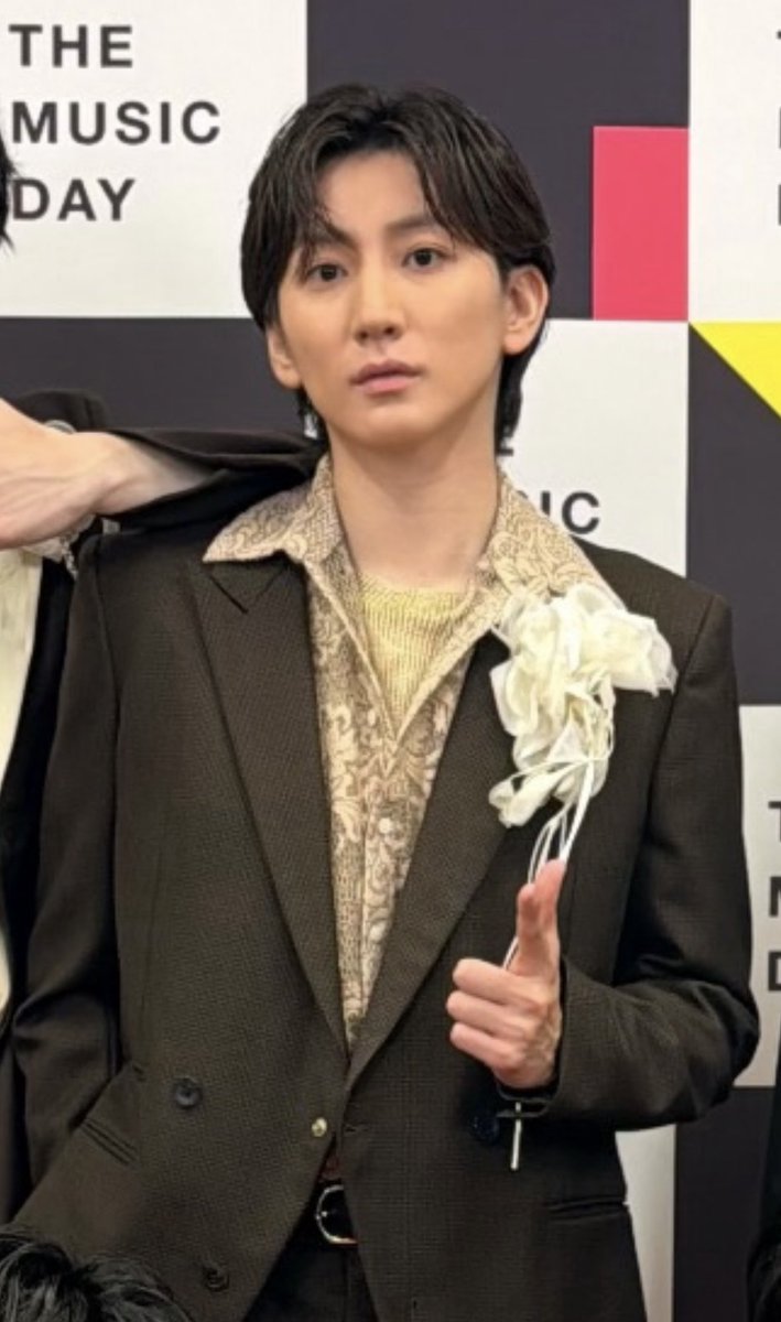 _ama1203's tweet photo. 前髪かわい！！若くなった！！ぴょこぴょこ遊ばせてる毛先もかわいー！！なんてはしゃいでたら、プロポーズ(ではない)の時は前髪分けてスーツにコサージュでビシッと決めて「愛してる」なんて真剣な眼差しで歌うの漢気すぎて反則やろがい…ここぞと言う時にロングトーンで決める男大我…はい結婚します https://t.co/Ap2M8qUawN