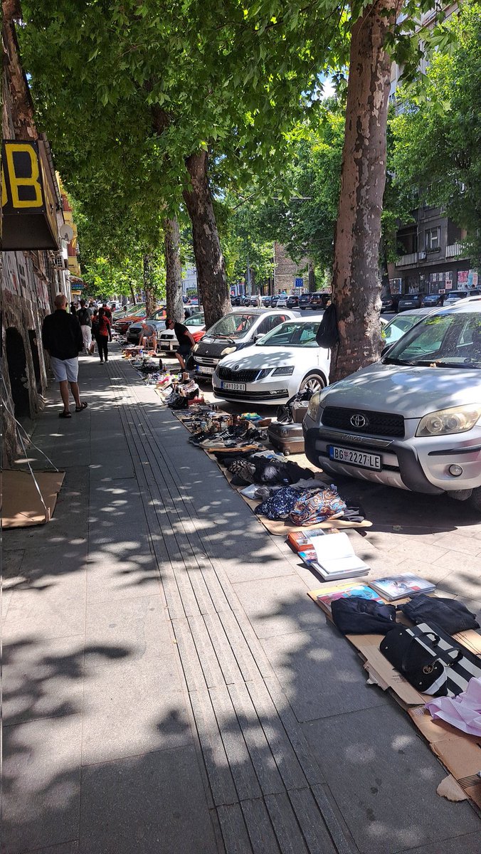 DjurovicBlazo's tweet photo. 🔴Kod Bajlonijeve pijace građani prodaju stvari iz kuće . Komunalna dozvoljava ako žele da budu kapilarni glasovi SNS-a samo pod tim uslovom sirotinja može da prodaje stvari☝️🤬 https://t.co/kni1MlWJch