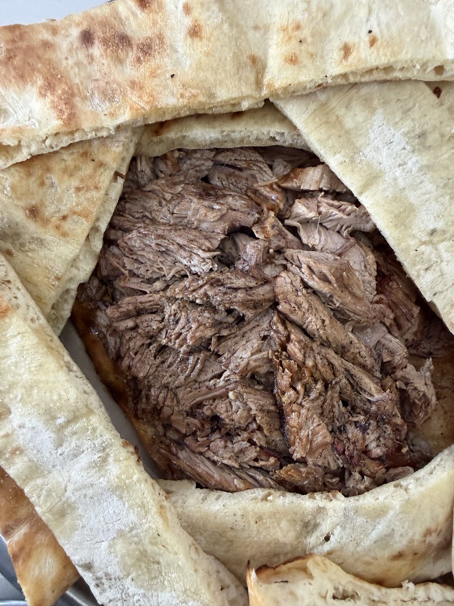 mbekirege20's tweet photo. Yolu İzmir, Aydın tarafından Antalya, Bodrum, Marmaris taraflarına düşenlere güzel bir öneri: Kızılcabölük’te Denizli kebabı ye, 3-4 km ötedeki Başağa Çiftliği’nde domateslerin tadına bak, yola devam. Denizli kebabı müthiş; 7-8 aylık kuzulardan yapılıyor, domatesler efsane. Tavas-Kızılcabölük’te hava serin, ortam huzurlu. Hem lezzet için hem de soluklanmak için çok güzel bir lokasyon.

Takip ve ulaşım: Başağa çiftliği

 https://t.co/dRAe2WnHSm