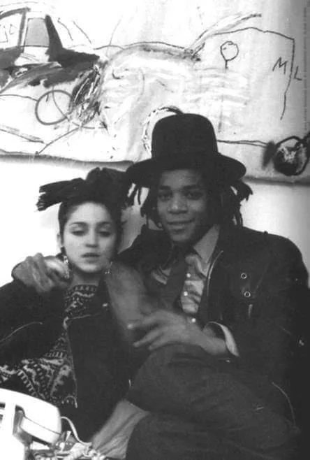 Maucarvalho's tweet photo. BASQUIAT (1960 – 1988) – era grafiteiro e artista plástico no início dos anos 80. Vendia sua arte na rua, mas teve uma ascensão rápida, começando pelo East Village, bairro onde moravam artistas iniciantes, como Madonna - com quem namorou antes de ambos alcançarem a fama. Seu talento o levou a expor em grandes galerias, ainda na primeira metade dos anos 80.