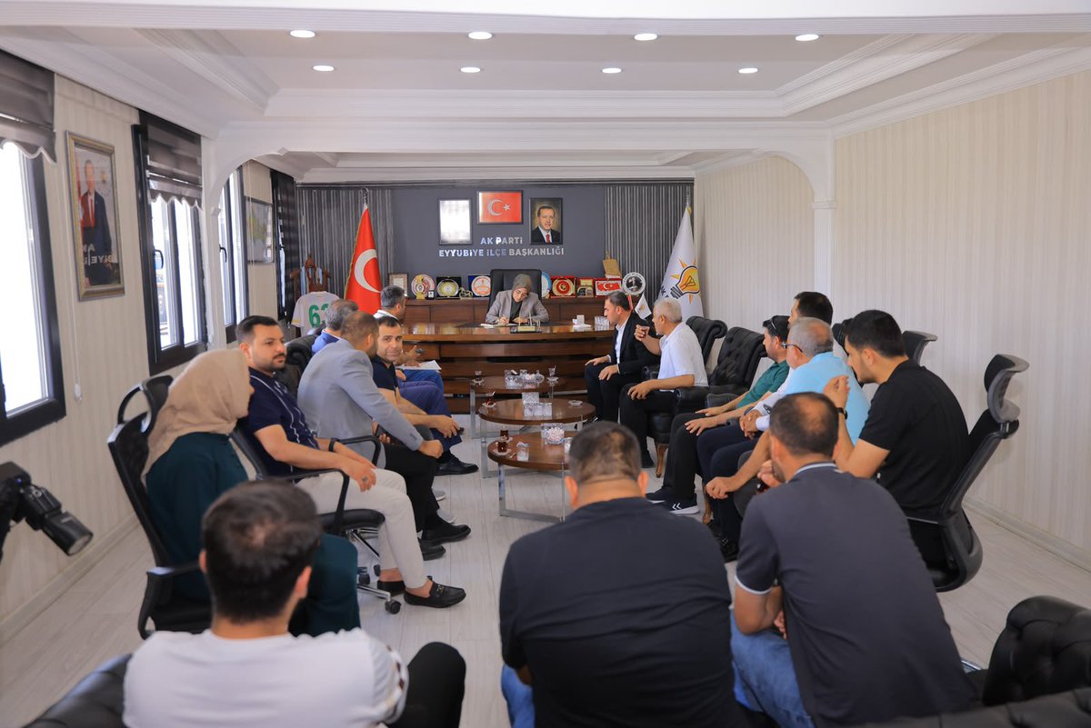 CYAZMAC's tweet photo. 📍 AK Parti Eyyübiye İlçe Başkanlığımız

Milletimizin duasını, desteğini ve yol göstericiliğini en büyük gücümüz biliyoruz.

AK Parti Eyyübiye İlçe Başkanımız Süleyman Elgün, Şanlıurfa Büyükşehir Belediye Meclis Üyemiz Mehmet Karademir ve AK Parti İl Yönetim Kurulu Üyemiz Mehmet Salih Uğur ile birlikte teşkilat mensuplarımız ve kıymetli hemşehrilerimizle buluştuk.

“Söz Milletin” diyerek vatandaşlarımızın talep, beklenti ve önerilerini dinledik, her birini çözüm odaklı bir anlayışla not aldık.

@Akparti'mizin en büyük gücü, milletiyle kurduğu gönül bağı ve istişare kültürüdür. Cumhurbaşkanımız Sayın @RTErdogan’ın liderliğinde, birlik ve beraberlik içerisinde Eyyübiye’miz ve Şanlıurfa’mız için ilk günkü aşkla çalışmayı sürdüreceğiz.

@abuyukgumus @mustafaelitas @acarfaruka @hakanaksu058 @farukaytek @M__Karademir @ElgunSuleyman @SalihAldeniz5