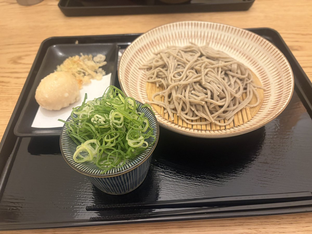 liul0313's tweet photo. 本日もブースターさんとオフ会😆
行ってみたかった10そばさんに行けました！
2次会はプリンを食べるつもりで行ったのに
ガトーショコラを見つけて瞬殺でメニュー変更🤣

岡田くんのゆらゆらするアクスタ（？）めっちゃ可愛かった💙
推しのもこんなのあったら一生揺らしてられるかも😂 https://t.co/Ep6yhn1xlf