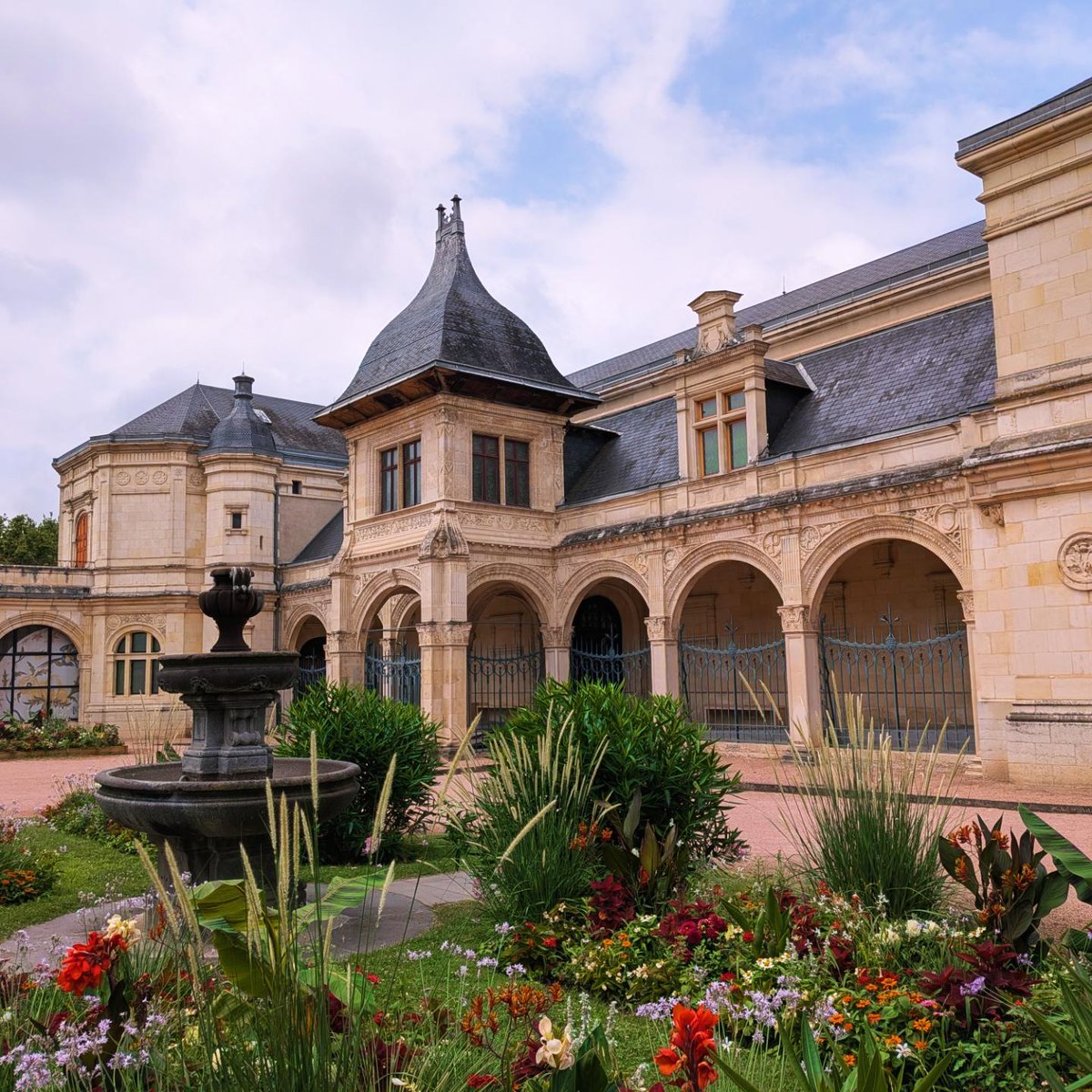 rom_gail's tweet photo. Visite dans la ville de Moulins, préfecture du département de l'Allier.
#weekend #goodvibes #allier #auvergnerhônealpes #moulins https://t.co/VDC2w6UCZv