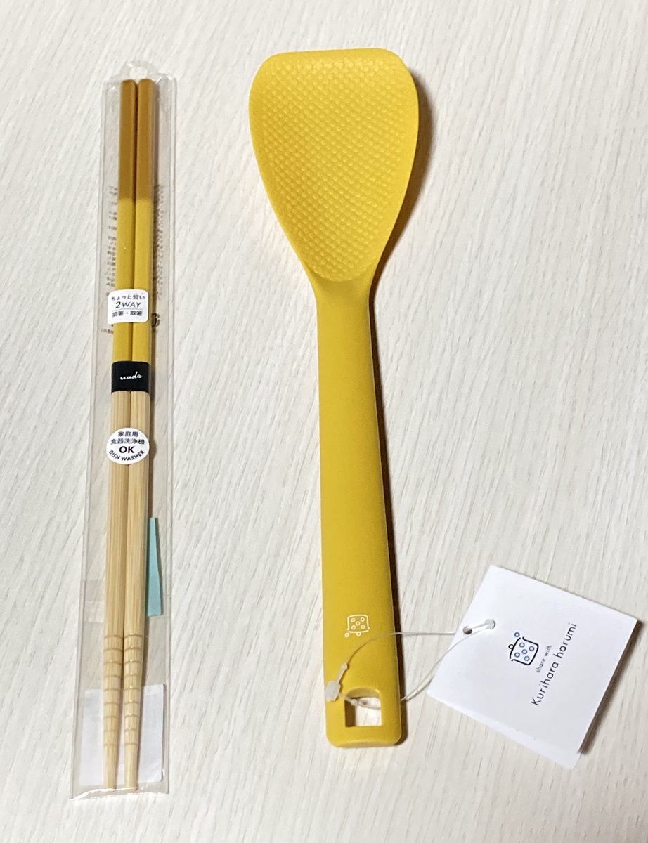 toki_7813's tweet photo. 今日はキッチン用品を購入✨
いま使ってる菜箸が長すぎるから、もうちょい短いの探してたんだけど、やっと見つけた😆
しかも菜箸と取箸の2WAY♪
あとは栗原はるみさんの炒めターナー。お色がめっちゃ好きだし大きさもちょうどいい♪
それぞれ別店舗で買ったんだけど、家帰って見たら同系色だった🤭 https://t.co/egEvu9dueM