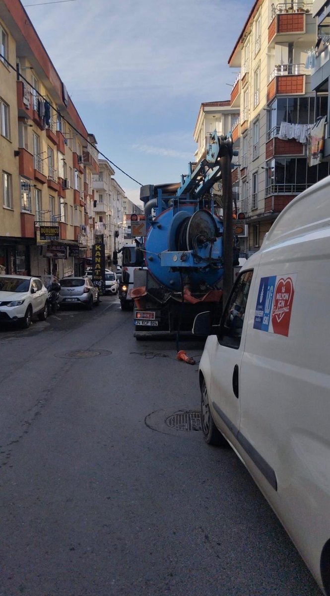 gokhanyuksel39's tweet photo. İSKİ Esenyurt Şube Müdürlüğü olarak, olumsuz hava koşullarına karşı ekiplerimiz sahada görev başında,atıksu hatlarımızın kritik noktalarında kontrollerimizi sürdürüyor, olası su baskınlarına karşı gerekli müdahaleleri anında gerçekleştiriyoruz.
#atıksularkontrolaltında #iski https://t.co/iVOEFdBDx6