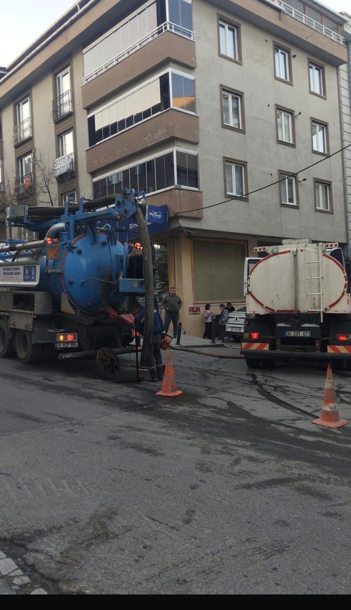 gokhanyuksel39's tweet photo. İSKİ Esenyurt Şube Müdürlüğü olarak, olumsuz hava koşullarına karşı ekiplerimiz sahada görev başında,atıksu hatlarımızın kritik noktalarında kontrollerimizi sürdürüyor, olası su baskınlarına karşı gerekli müdahaleleri anında gerçekleştiriyoruz.
#atıksularkontrolaltında #iski https://t.co/iVOEFdBDx6