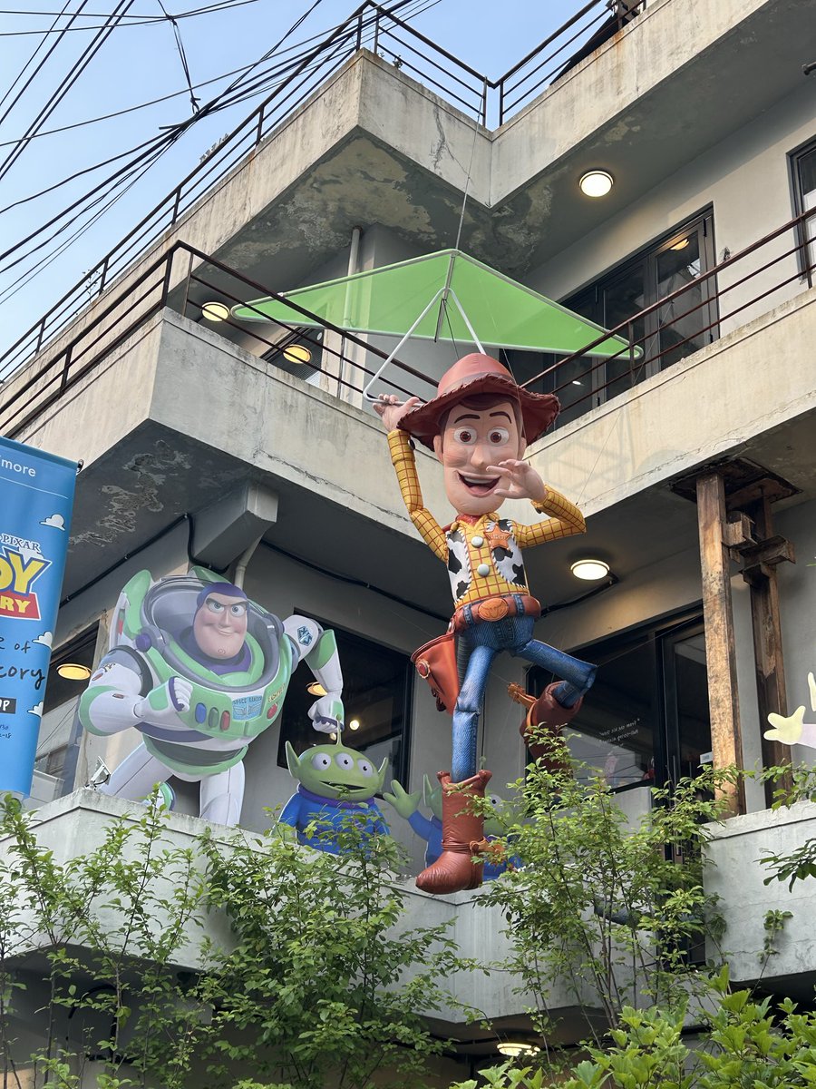 max__happiness's tweet photo. 韓国ワーホリ②88日目
留学からのお友達とソンスで遊んだ✨
私はトイストーリーのポップアップ、友達は美容ブランドのポップアップ行きたくてソンスにした！相変わらず人が多すぎ案件⚡️
トイストーリーポップアップは全てが可愛すぎて癒しだった。
ジェシーのグッズも購入できて大満足！🧸 https://t.co/QGlhFwuMe0