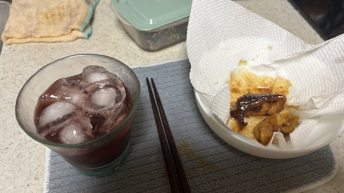 YohiraAd's tweet photo. 台所で立ち呑みしてる https://t.co/xj7kRob03J