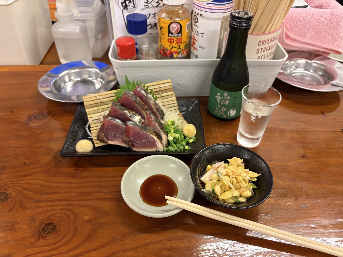 yum_tw's tweet photo. 吹雪…じゃなくて、久我十和さんの活躍をみたあと、横須賀に戻って一杯

亀松さんで鰹のたたきと高清水の稲波🍶
やはりポン酒は最高！

艦これコラボは21時までなのを知らず、コラボメニューにはありつけず…それでもおいしい肴とおいしいお酒で、余は満足だ！（心のなかのおもしろ姉さんネルソン・談w https://t.co/OvZHi6M9yh