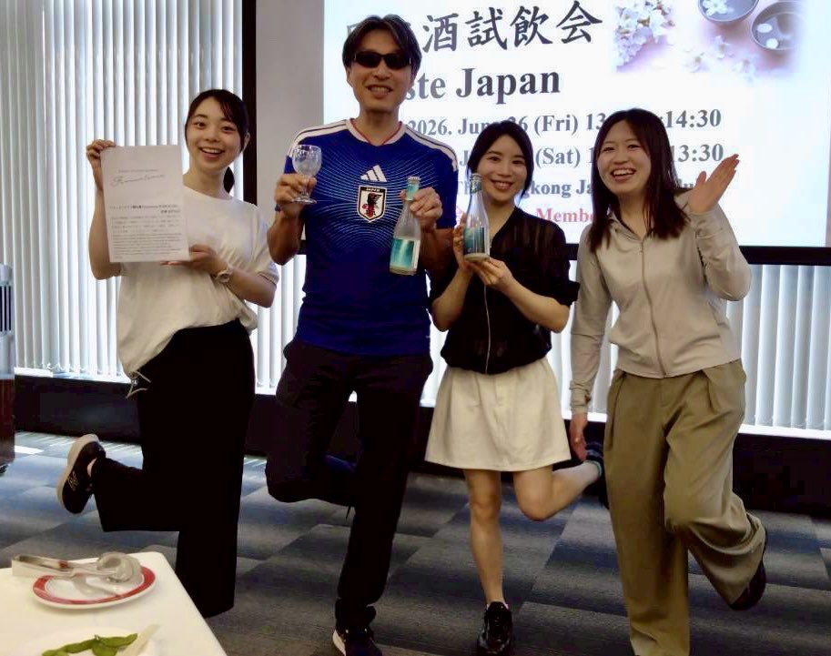 euka525's tweet photo. 在香港日本国総領事館の公式FBに採用いただいたのは左、
採用されなかった本当の現場が右👯‍♀️👯‍♀️
多謝晒香港！🇭🇰🫶 https://t.co/8LhY6I69xU