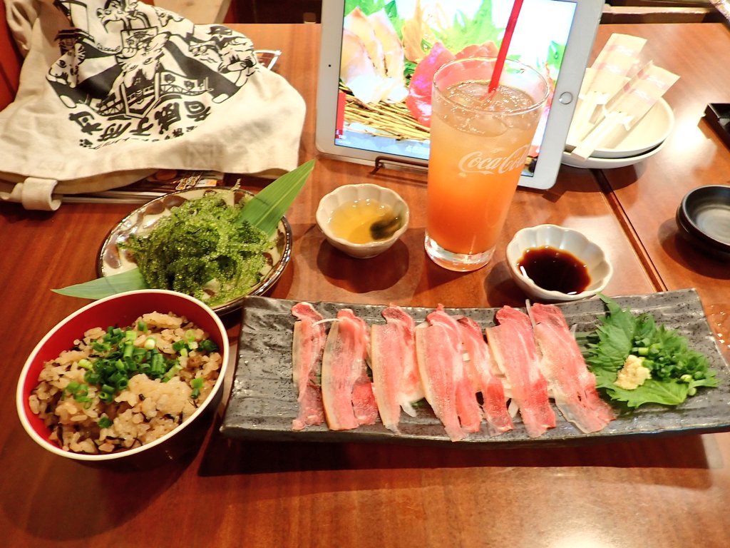 junk0321's tweet photo. 那覇の国際通りにある居酒屋で夕食。じゅーしぃ、海ぶどう、ゴーヤチャンプルーをいただく。
(ﾟдﾟ)ｳﾏｰ

ついでに沖縄の珍味、ヤギの刺身も。コリコリしてて美味しいけど、なんか味の奥底に牧場がいんだよなぁ。。。

入った店は島唄ライブのある所だった。「オジー自慢のオリオンビール」イイね。 https://t.co/UnzX786x90