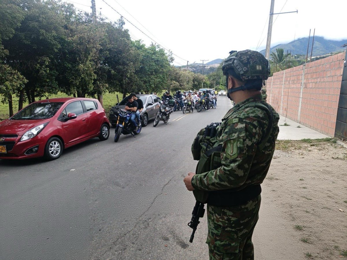 Ejercito_Div2's tweet photo. #PatriaHonorLealtad | ¡Tu tranquilidad en las vías es nuestra prioridad! 🇨🇴
De la mano con @PoliciaColombia, los soldados del Batallón de Infantería Liviana N.° 15 General Francisco de Paula Santander de la #Brigada30 trabajan para fortalecer el orden y la seguridad en las vías de acceso al municipio de Ocaña #NorteDeSantander.