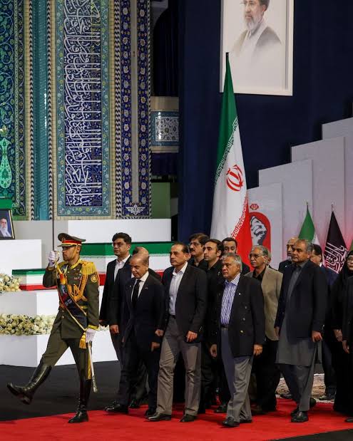 Tactical_Tipu's tweet photo. The Quranic Ayats recited during the Pakistani delegation’s homage to Imam Khamenei carry a profound historical and spiritual significance. https://t.co/EP5iPNRWw6