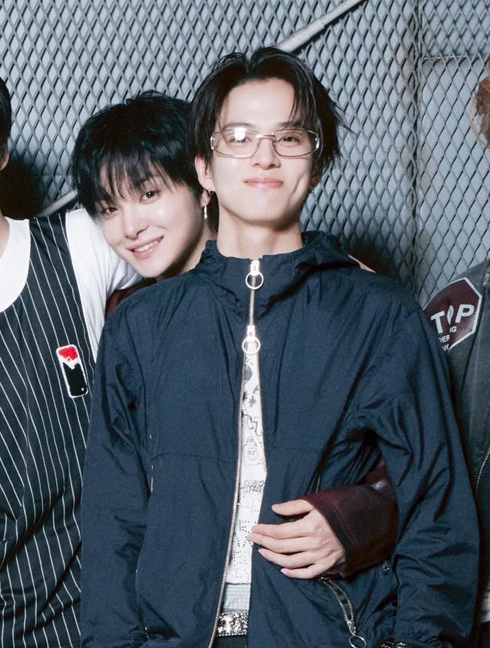 tapihooni's tweet photo. 와 어떤형 졸귀자세하고잇네 https://t.co/WkXpPoYZkT