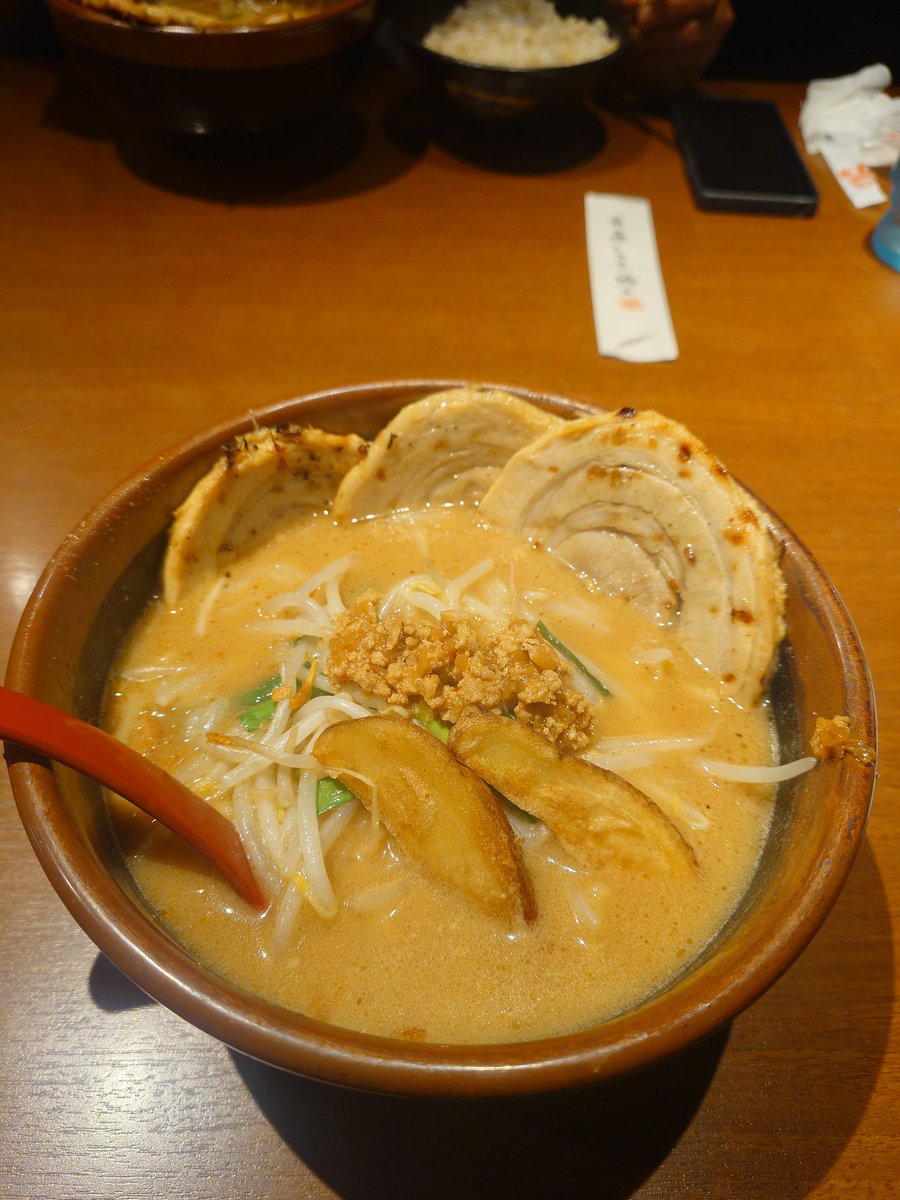 GRACER917's tweet photo. 長年通ったダムで、やっと念願の50㌢の　自己ベストのバスを釣って⋯

帰りのＳＡで　信玄餅＆プリンをゲッ㌧㌧して⋯

濃いめの味噌ラーメンを食べて　帰宅⋯

かぁ〜らぁ〜のぉ⋯

今、瓶ビールをアケて
１人で乾杯してます　なぅ⋯🎣😮🍺

#亀山ダム
#神戸プリン
#田所商店 https://t.co/0zWHuvorS3