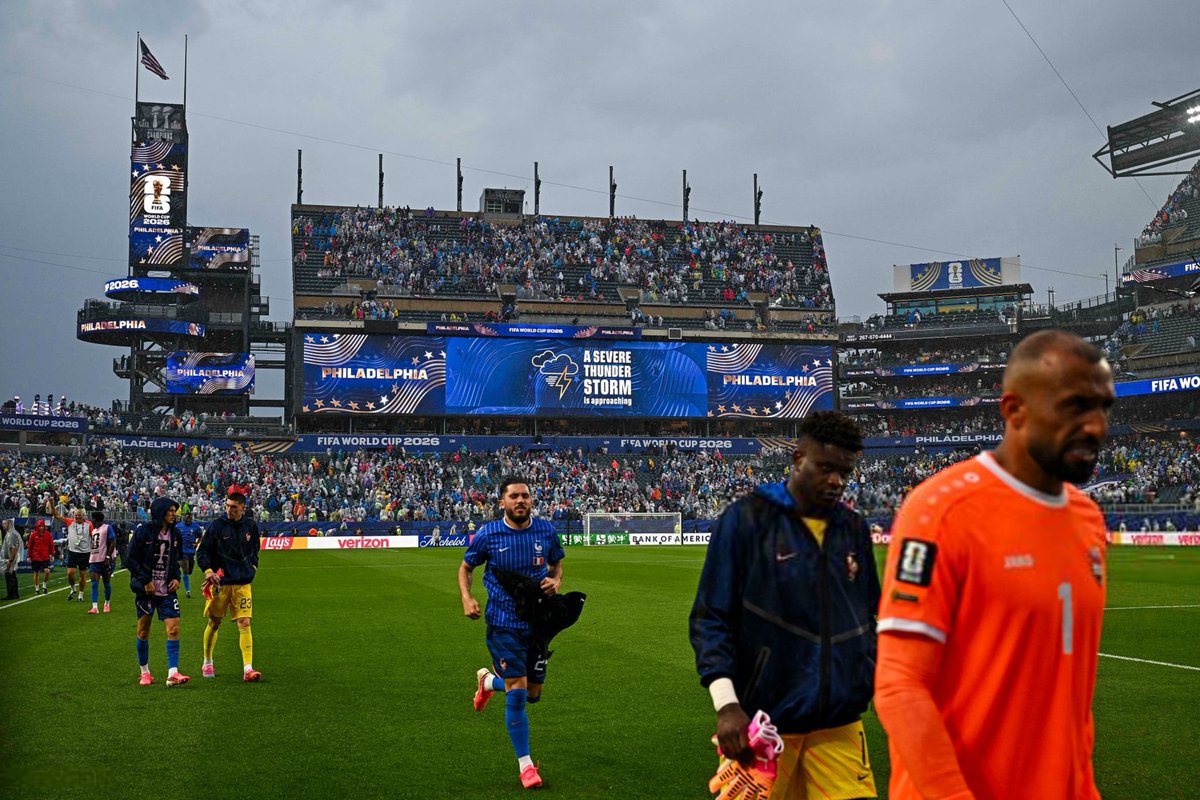 ActuFoot_'s tweet photo. 🚨🚨 DES ORAGES SONT ANNONCÉS CE SOIR PENDANT LA DEUXIÈME PÉRIODE DU MATCH ENTRE LE PARAGUAY 🇵🇾 ET LA FRANCE 🇫🇷 ! 🌩️

La dernière fois que les Bleus ont joué à Philadelphie, le match a été interrompu pendant plus de 2h...

🗞️ Via @RMCsport https://t.co/fGhwl3EL9s