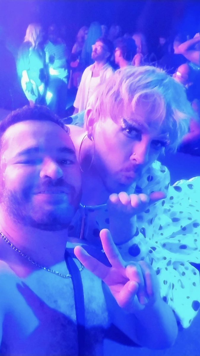 DoutorMaravilha's tweet photo. Eu chorei na pista de dança ontem 🪩🥹 

A @Madonna colocou na CAPA do disco um mensagem de acolhimento sobre AIDS qdo o mundo inteiro virava a cara pra gente 

Ela está há conosco décadas 🌈

Por isso a @rebobinights + @teddyclubbr de ontem foi tão perfeita https://t.co/GQuIYz0opf