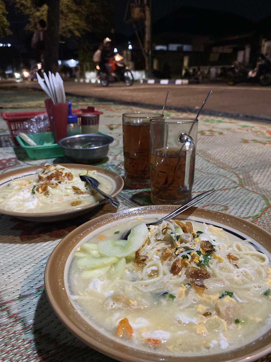 jatianindyo's tweet photo. One of the most “Yogjo” things:

A bakmi date. https://t.co/p53qoXlyL3