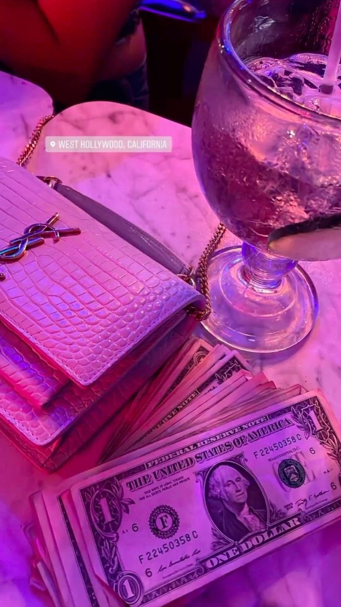 PinkPrivilege5's tweet photo. Champagne taste. Soft heart. Expensive standards.🥂💵🤑 https://t.co/lrCnDlvQxL