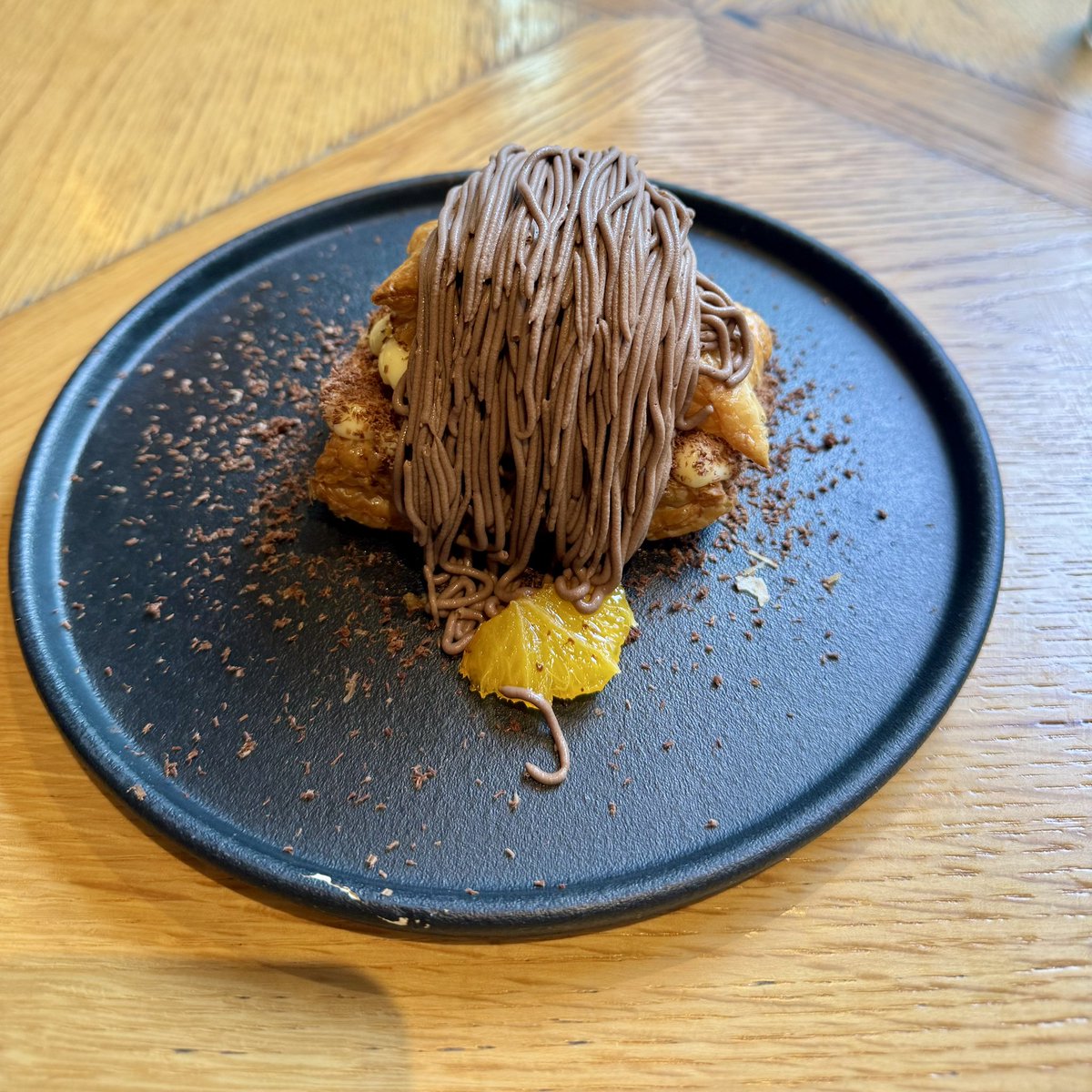 m_epicureanism's tweet photo. 今日の拓磨さんソロLIVEの合間に食べた美味しかったやつ。分かりやすく味を表現すると「パイの実にオレンジを足した感じ」。パイ生地なのに軽くて、サクフワだったの。 https://t.co/ldhVxQI8KL