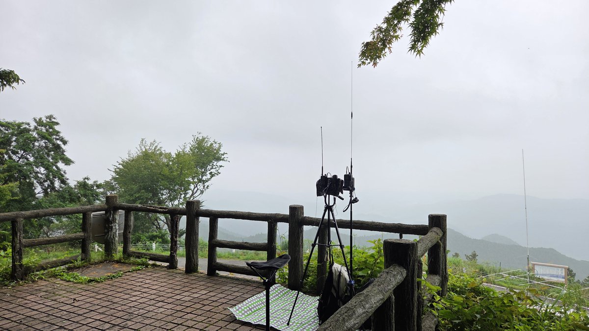 TOKYOMC246's tweet photo. 2026年7月4日（土）☁☔　黒山展望台（埼玉・越生町）標高約600m（その1）
約1カ月ぶりの黒山展望台。21時からスタートした「6m AND DOWN コンテスト」のため、大学無線部の皆さんがアンテナ📡を設営していました。こちらから声をかけて抑圧の影響についてすり合わせをし、運用開始！⚡️
（つづく） https://t.co/zhPbTEvfCo