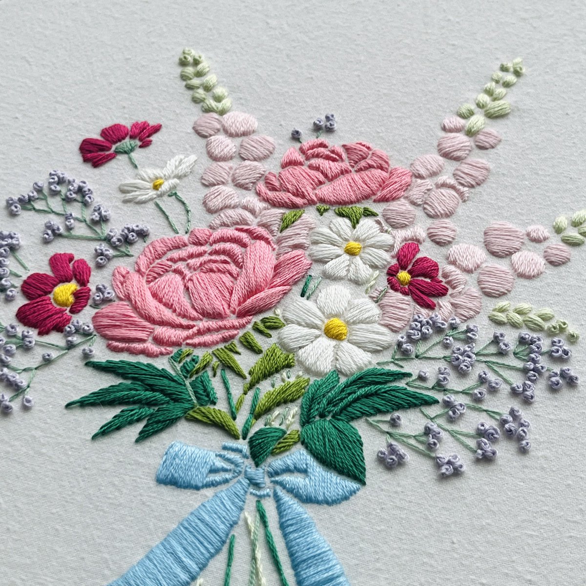 rolypoly_emb's tweet photo. 꽃자수: 작약, 코스모스, 스냅드래곤 
Peony, Cosmos &amp; Snapdragon 💐

프랑스자수 꽃다발.
스냅드래곤은 옛날 초상화 옷자락 그리시던 조상님들 느낌으로...(많이 생략했단 소리다.)

original pattern

#프랑스자수 #꽃자수 #handembroidery #flowerembroidery #刺繍 #작약 #코스모스 #스냅드래곤 https://t.co/pGlpc4ZuXt