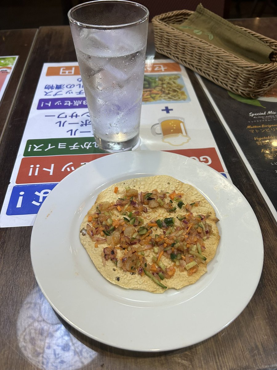 ryo_bfans's tweet photo. マサラパパドで飲むプレーンチューハイはおじさんの最適解。 https://t.co/L2c5lJPZKy