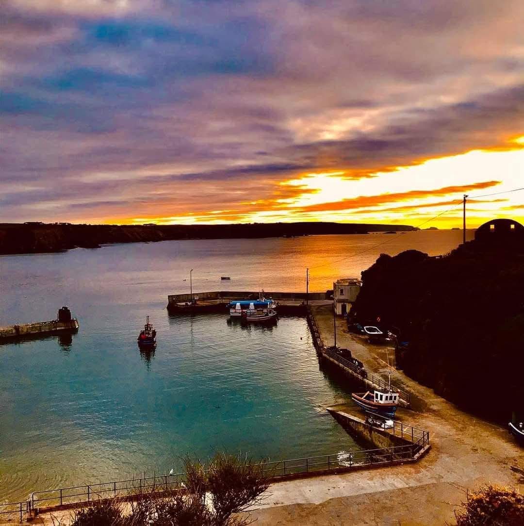 ThisIsIreland3's tweet photo. 📍Boatstrand, in County Waterford, is a coastal village on the Copper Coast, which lies between Annestown &amp; Bunmahon. It consists of around 14 cottages &amp; has a tiny fishing cove 🌅

📸 Robert Power

#Waterford #Ireland #Boatstrand #Coppercoast https://t.co/hEbnISrsY4