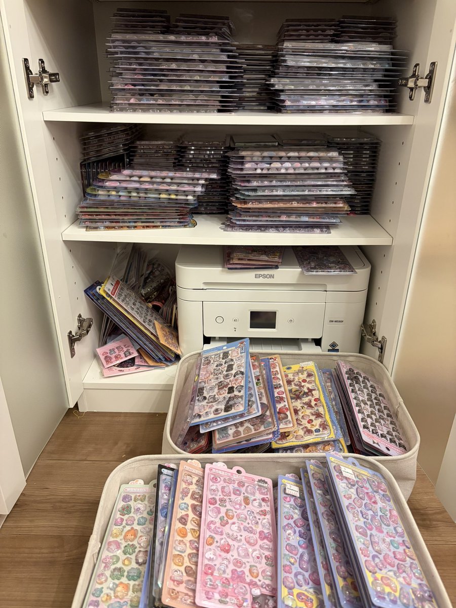 __sappo's tweet photo. どうすんねんほんま捌ききれるわけないど。
定価でお譲りしても2桁はいくもんな🥹
お小遣いや🥹転売ヤーになりたくないから定価送料でちまちまお譲りしてる🥹 https://t.co/GVlNqj9Swj