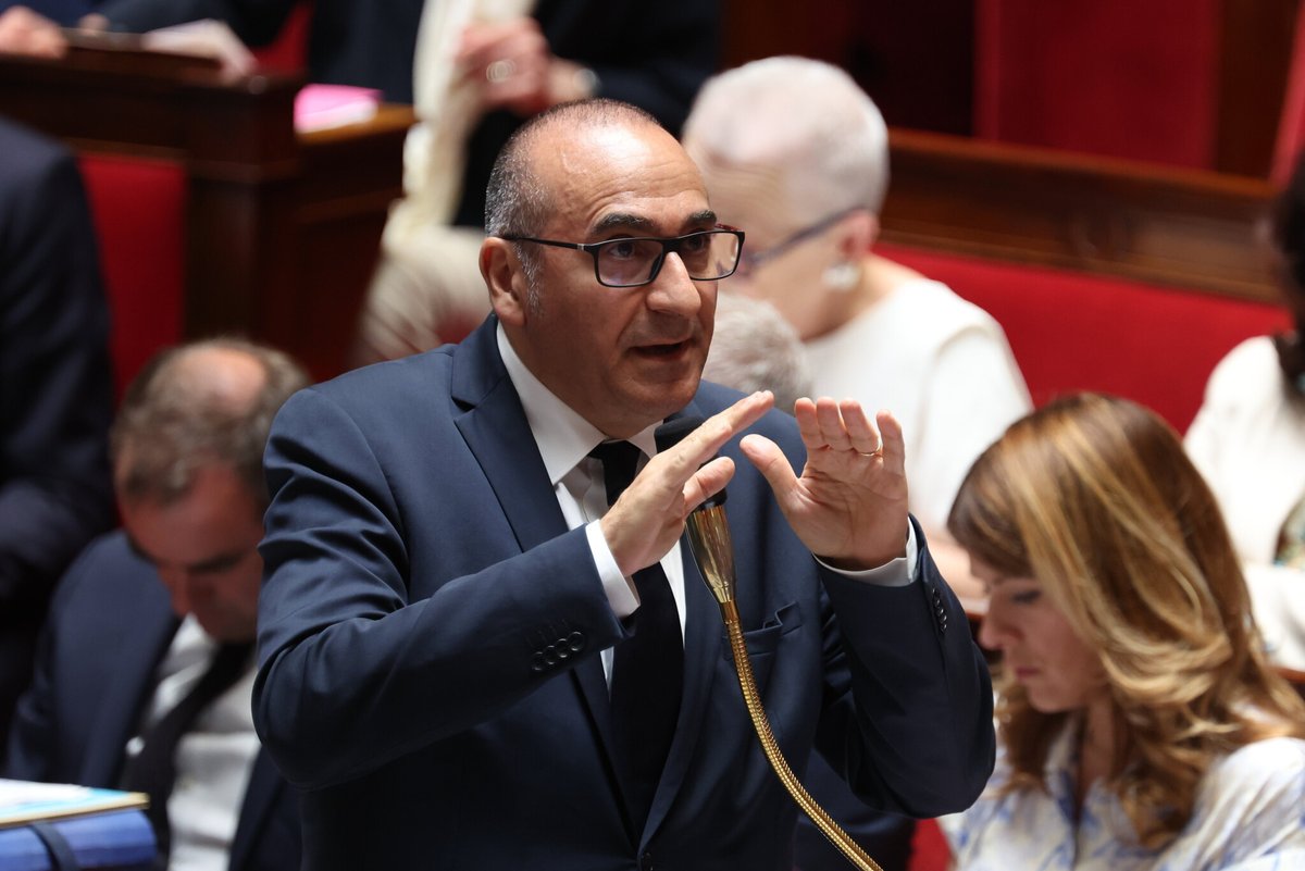 le_Parisien's tweet photo. Alors que les députés se pencheront mardi 7 juillet sur un texte prévoyant une « présomption de légalité des tirs d’usage » pour les forces de l’ordre, une pétition appelant à le rejeter a déjà recueilli 150 000 signatures.
➡️ https://t.co/DmkE64fLtF https://t.co/sPiJhYMWsw