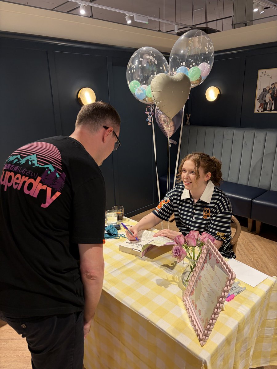 jackc_96's tweet photo. Met the lovely Alice Oseman for Heartstopper Volume 6 book signing at Waterstones Plymouth, she was so nice and lovely to chat too. And she kindly signed the last ever book to me! #aliceoseman #heartstopper #waterstones https://t.co/6ybICG0VSo