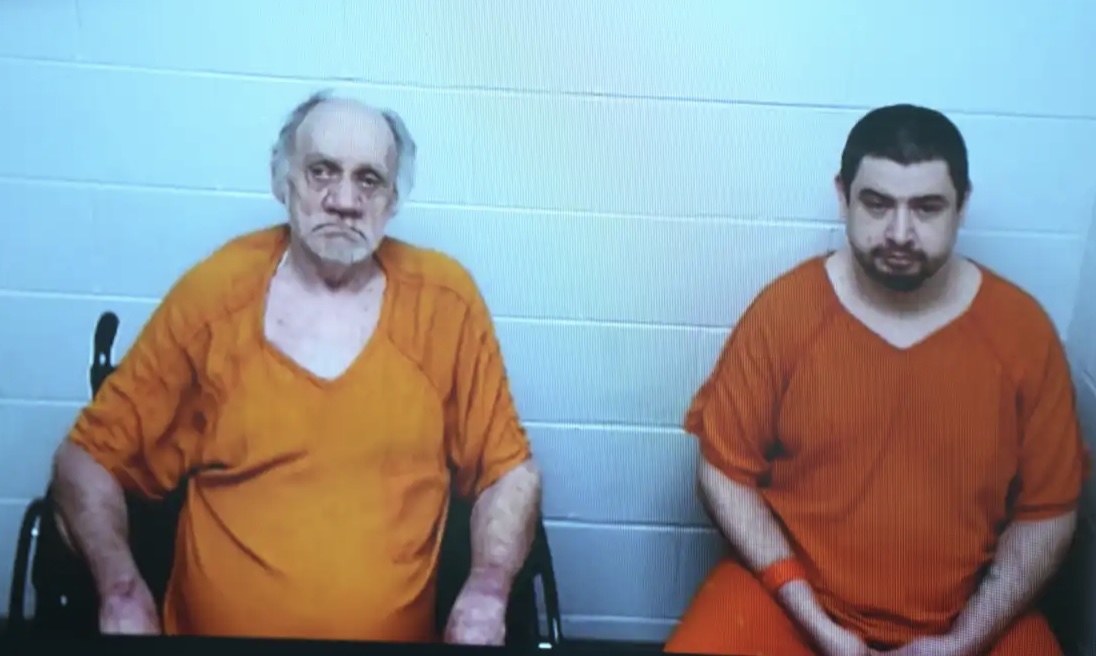 CerfiaFR's tweet photo. 🇺🇸 FLASH | Après la découverte de 16 enfants vivant dans une maison de l'horreur dans l'Ohio, les habitants de cette petite commune de moins de 1000 habitants s'interrogent : comment personne n'a-t-il rien vu pendant toutes ces années ?

Les enfants, jamais scolarisés et quasiment invisibles aux yeux du voisinage, vivaient entassés dans une pièce d'environ 13 m², au milieu des déchets et des excréments. Certains étaient incapables de parler et les enquêteurs ont déclaré qu'ils ressemblaient à des « animaux presque sauvages ».

Les parents et les grands-parents, poursuivis pour mise en danger de mineurs, plaident non coupable. Selon l'avocat de la mère, mariée à seulement 15 ans, cette affaire relèverait davantage d'un isolement extrême que du « mal à l'état pur », comme l'avait qualifiée le procureur général de l'Ohio. (médias locaux)