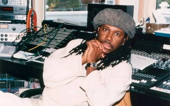 Maucarvalho's tweet photo. NILE RODGERS – Fundador do CHIC, já era um produtor reconhecido e frequentava os clubes noturnos de NY, entre eles o Danceteria. Foi fundamental na disco music no fim dos anos 70. Conheceu Madonna em 1983, numa das performances dela de início de carreira e logo se ligou que a moça era diferenciada. Foi o produtor do segundo disco de Madonna, Like a Virgin, de 1984, escolhido por ela.