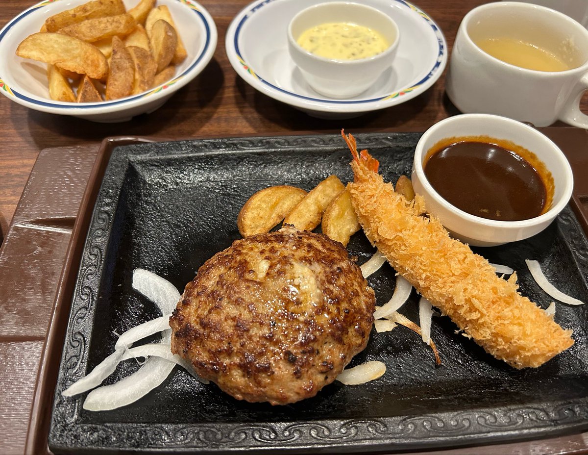 tarosuke122425's tweet photo. 夕食は、初ステーキガスト🥩で
旦那はステーキ切ってましたねぇ🥩
自分は欲望の赴くまま注文しました
ただ、もう胃が若くなくて😂次回から和風おろしにしないとです

帰りスタバで選んだ二つも、美味でしたね☕️ https://t.co/DZLs3bPUzF