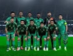 269saud4's tweet photo. أثار المستوى المتواضع الذي ظهر به المنتخب السعودي استياء شريحة واسعة من المواطنين خاصة عند مقارنته بحجم الإنفاق الكبير على القطاع الرياضي سواء من خلال عقود اللاعبين أو الأجهزة الفنية أو المبالغ المالية الضخمة لضمان تحقيق أفضل عائد فني

ومع أهمية أن يكون للمملكة منتخب قوي ينافس في المحافل الدولية فإن الإنصاف يقتضي ألا يكون تقييم مسيرة الوطن محصورًا في نتائج كرة القدم انما ينبغي أن يقاس بما تحقق من إنجازات وطنية شاملة فمن أبرز هذه الإنجازات مواصلة جهود مكافحة الفساد وتطوير الأنظمة التي عززت مشاركة المرأة ومنحتها مزيدًا من الحقوق وتعزيز مكانة المملكة الاقتصادية بوصفها إحدى أكبر عشرين اقتصادًا في العالم مع الطموح لمواصلة التقدم.

كما حققت المملكة نجاحات ملموسة في خدمة ضيوف الرحمن من خلال تطوير منظومة الحج والعمرة ورفع كفاءة الخدمات المقدمة لهم إلى جانب ما أظهرته من حكمة سياسية في إدارة الأزمات الإقليمية ومنها الحرب الأخيرة حيث أسهمت في دعم الدول المجاورة عبر إمكاناتها اللوجستية وموانئها ومطاراتها وشبكات الأنابيب بكفاءة عالية
ويضاف إلى ذلك ما تنعم به المملكة من أمن واستقرار يجعلها في مقدمة الدول عالميًا في مؤشرات الشعور بالأمان والمشي ليلاً دون خوف وحقا هي بلد الامن والامان  .

ويبقى الأهم هو الاستمرار في تنفيذ مشاريع رؤية المملكة العظيمة الطموحة ولا سيما تطوير منظومة التعليم بما يضمن مخرجات نوعية قادرة على المنافسة وتوفير فرص عمل تتوافق مع تخصصات الخريجين ومؤهلاتهم بما يحقق الاستفادة من طاقاتهم بدلاً من اقتصار الخيارات على وظائف محدودة لا تحقق طموحاتهم.

كما أن من الأولويات مواصلة معالجة عدد من القضايا الاجتماعية مثل تراجع الإقبال على الزواج بين الشباب وارتفاع المهور والمبالغة في تكاليف المناسبات وزيادة معدلات الطلاق وما يترتب عليها من آثار على استقرار الأسرة إضافة إلى الإسراع في إيجاد حلول عملية للازدحام المروري خصوصًا في مدينة الرياض لما يسببه من ضغوط نفسية وانعكاسات على جودة الحياة

وأثق بأن دولتنا بما تمتلكه من خبرات وكفاءات في مجالات التعليم والتنمية الاجتماعية والاقتصاد وغيرها قادرة على التعامل مع هذه التحديات وتحويلها إلى فرص نجاح بإذن الله. ومنها وضع خطة جريئة وعاجلة للاستعداد لكأس اسيا 2027 وبقية البطولات الإقليمية والقارية والدولية وانتهاء إلى تنظيمنا لكاس العالم 2034 وما يتطلبه من وجود منتخب متمكن وقوي .