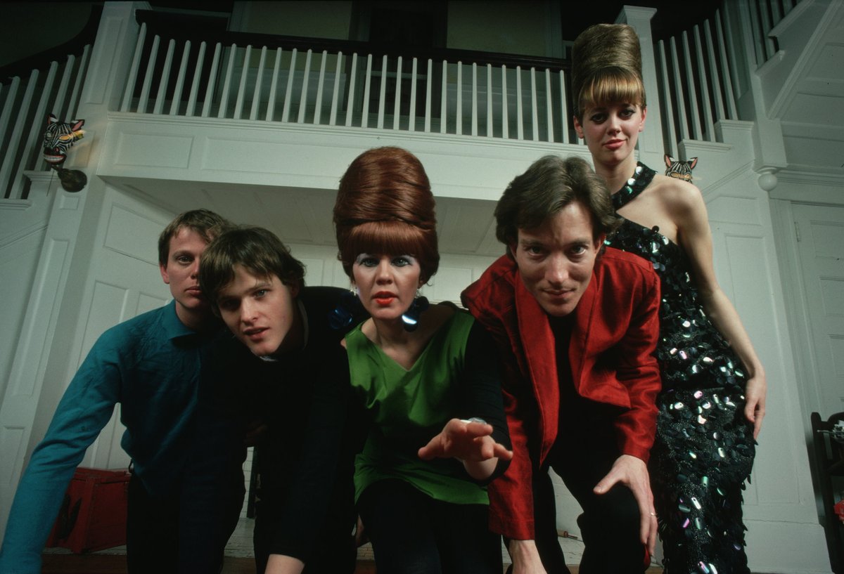 Maucarvalho's tweet photo. B52s – Banda com origem no pós punk , o B52S é uma das principais referências da onda new wave, surgida após o movimento punk, no final dos anos. A banda fez todo o circuito de clubes sujinhos de NY e tocando inclusive no Danceteria. Rock Lobster e Private Idaho certamente tocou muito na pista, na época.