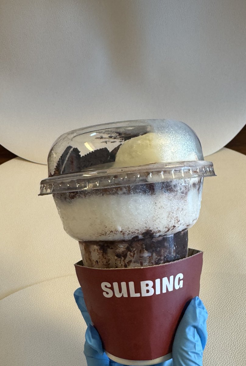 Happy48791's tweet photo. ✨설빙 오레오초코설빙✨

평점: 10/10

설빙에서 6500원짜리 컵빙수가 출시 되었다고 해서 구매를 해보았소이다. 우유얼음 위에 오레오, 아이스크림, 초코링등 다양한 토핑이 좋았고 양도 꽤 많은편이고 (비싸니 당연하지만) 메가커피 빙수보다 퀄리티가 많이 높았던거 같소. https://t.co/ev5QSb3F11
