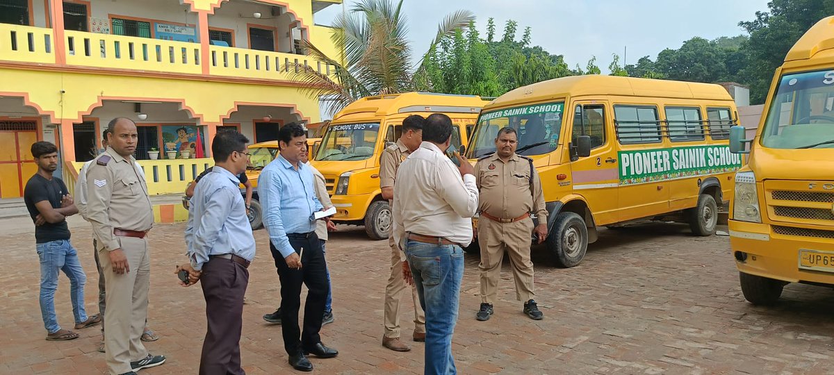 Rto_Varanasi's tweet photo. मिशन फ्यूचर के अंर्तगत दिनांक 03.07 .2026 को जनपद के Oxford Public,Ideal children,Ghanshyam singh College,LHK study centre Pioneer sainik school आदि स्कूलों के वाहनों जाँच कर इनको फिटनेस और परमिट के लिए जागरूक किया गया इसके अतिरिक्त कई वाहनों को निरुद्ध  भी किया गया । https://t.co/S2InzTbQju
